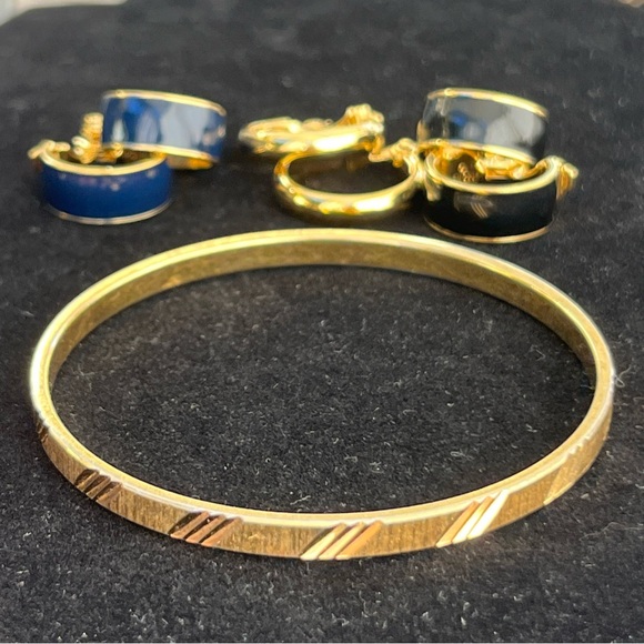 Vintage Signed Monet Gold Tone Metal Jewelry Lot, 4 Pieces Earrings & Bracelet - Picture 7 of 7